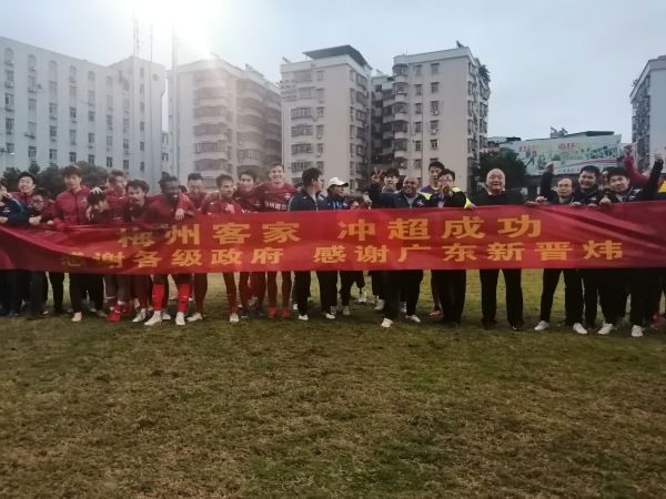 叶辰站起身来，笑着说道：行，把你的东西都带上跟我走吧。